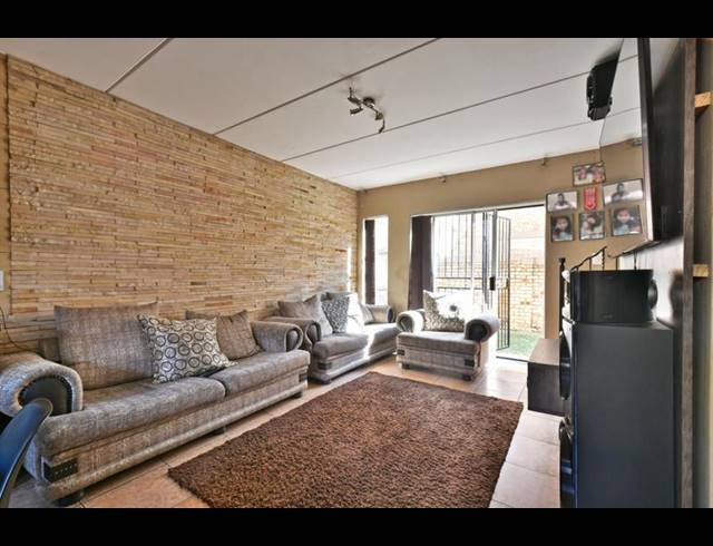 3 BEDROOM TOWNHOUSE FOR SALE IN WILGEHEUWEL